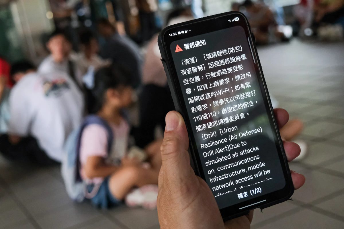 台北城镇韧性演习》防空警报、网络降速同步登场 蒋万安曝今年升级一系统 5 20260813-臺北市2026城鎮韌性防空演習於13日進行,圖為手機收到演習及斷網警訊通知的情形。(劉偉宏攝)