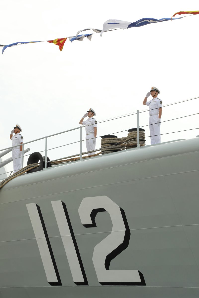 8月28日，被譽為「中華第一艦」的中國第二代國產導彈驅逐艦首艦112艦在青島某軍港退出現役。（新華社）