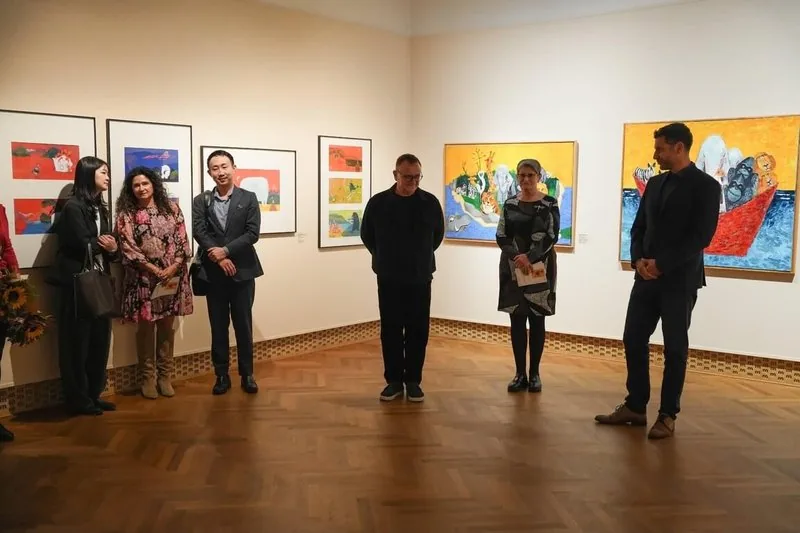 捷克插畫家瑞杰可（Tomáš Řízek）個人畫展「幻彩異境」近期在捷克莫斯特博美術館（Regional Museum and Gallery in Most）開幕，共呈現約 100 幅裱框的插畫作品，以及 16 幅精選繪畫，展出至2027年2月7日，是他藝術創作的階段性總覽。（Regional Museum and Gallery in Most提供）中央社記者劉郁葶布拉格傳真　115年10月19日