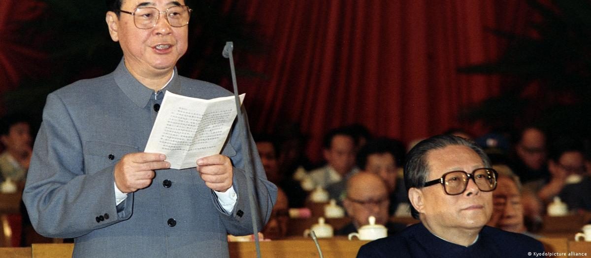 时任总理的李鹏和国家主席江泽民1989年9月在北京人民大会堂出席会议