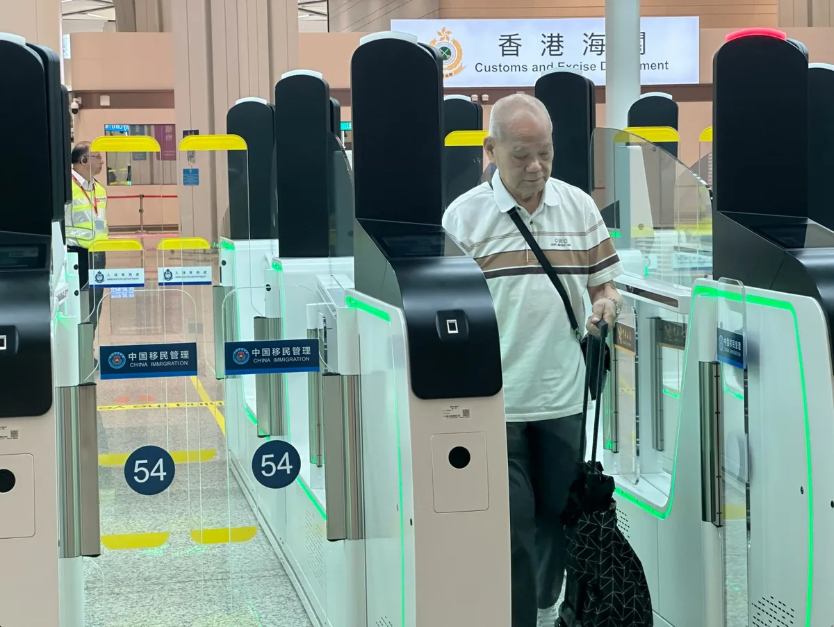 新皇崗口岸自助通關。（許靖雯攝）