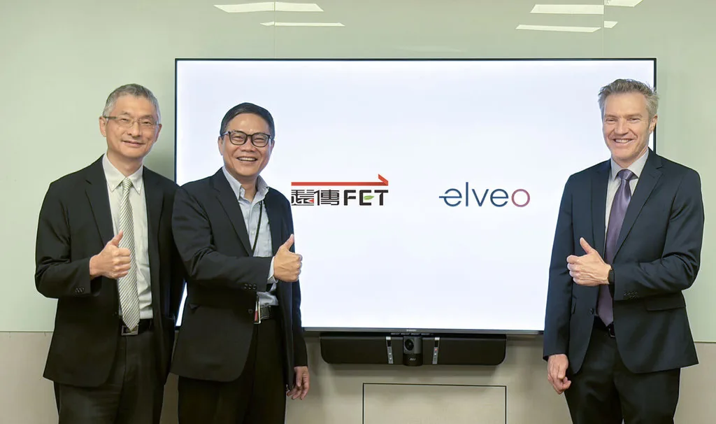 远传和Elveo Mobile宣布合作,左起远传技术长郭峻杰、资深副总朱承恩,右为Elveo Mobile亚太区副总裁James Alderdice