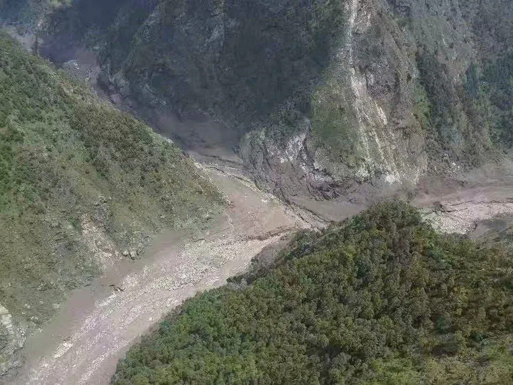冰川崩塌引發巨大泥流順河而下，讓中國、尼泊爾邊境眾多村莊遭受重創。（美聯社）