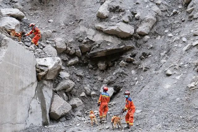 救援人员于2026年8月30日在中国西藏自治区吉隆的山泥倾泻灾区展开搜救行动。