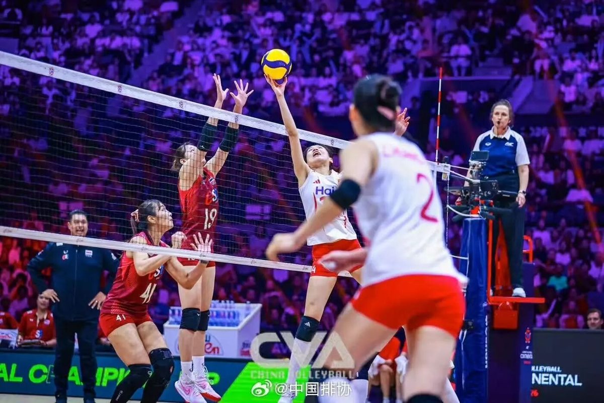 中国女排决胜局遭泰国逆转夺亚军 无缘直通奥运 4 決勝階段,主攻莊宇珊拼至抽筋離場,吳夢潔帶傷堅持。中國隊最終以10比15告負。(微博@中國排協)