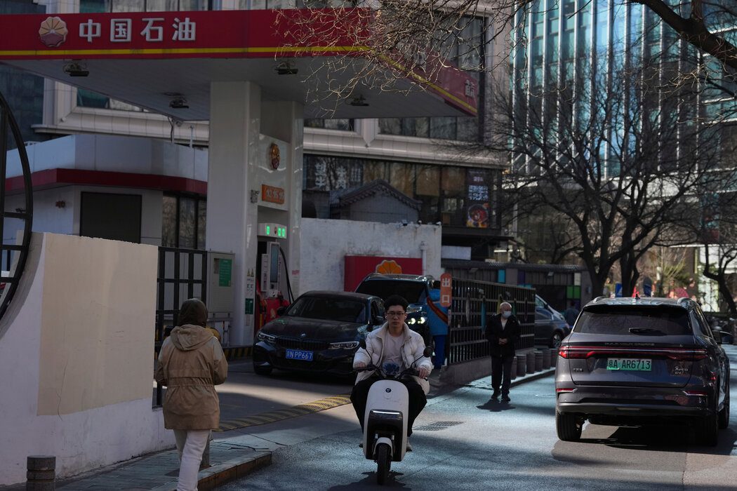 中国抨击美国对伊朗制裁行动,称将捍卫自身利益 2 中国石油天然气集团公司在北京的一家加油站。该集团旗下的一家银行此前曾因与伊朗存在金融往来而遭到美国制裁。