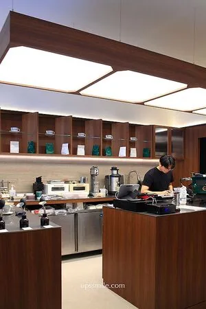 ▲▼Caffè Fortuna走木質調風格，也是寵物友善咖啡廳。（圖／《UPSSMILE向上的微笑萍子》授權提供）