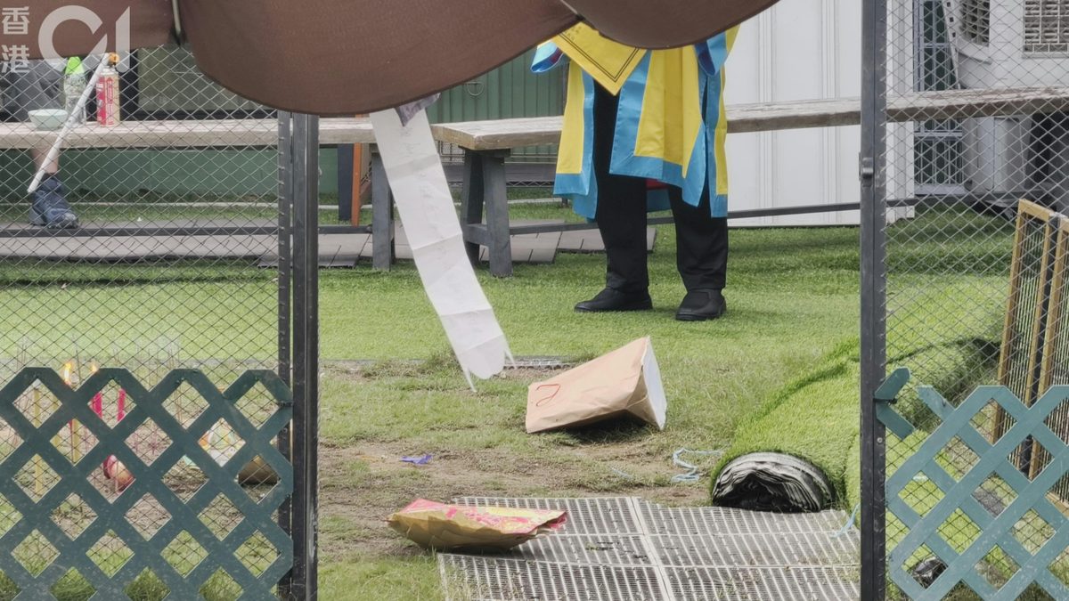 打鼓岭狗咬死人|10多名亲友到案发「狗酒店」草地路祭 神情哀痛 3 死者10多名親友,在師傅的帶領下進行路祭。(黃學潤攝)