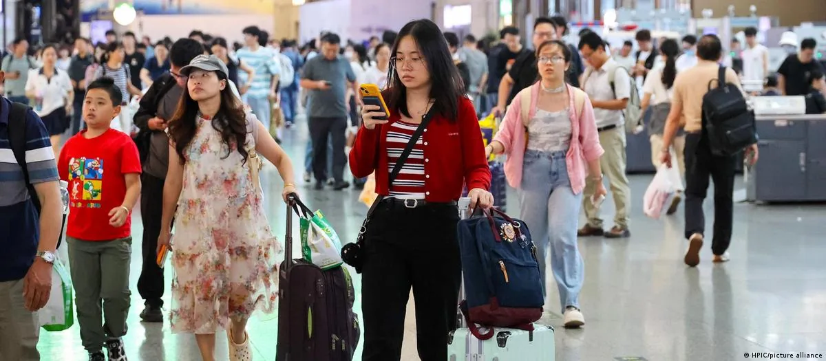 图为今年9月24日，旅客在上海虹桥车站候车大厅准备乘车。