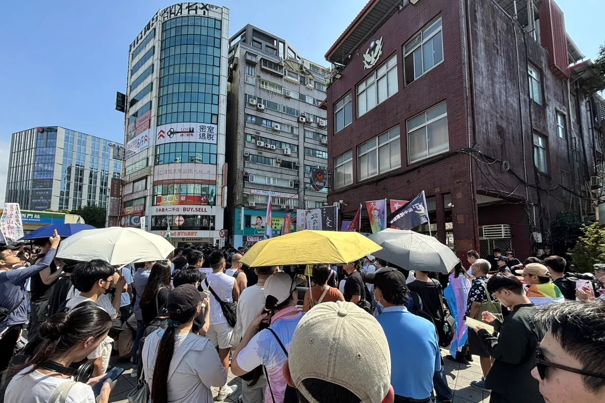 10月4日民众在西门红楼旁聚集，要求警方公开涉事员警的编号和密录器画面