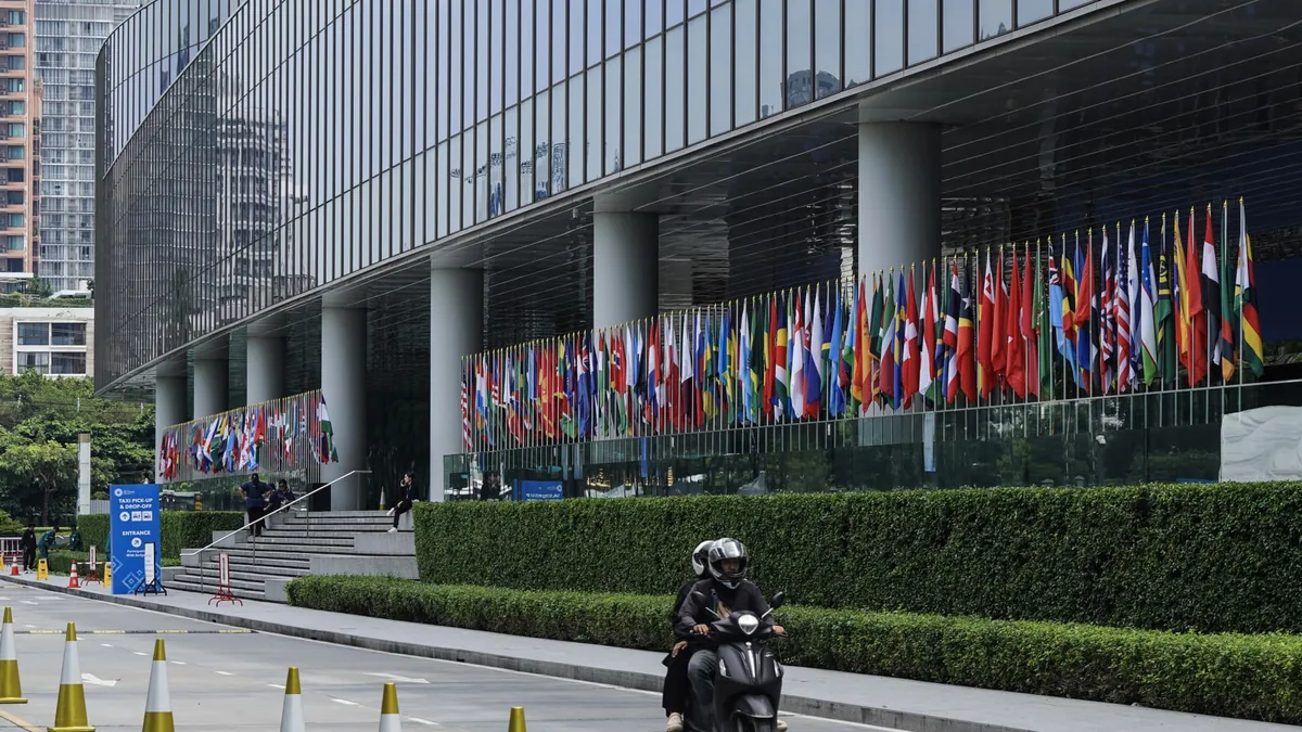 曼谷诗丽吉王后国家会议中心外，国际货币基金组织和世界银行年会召开前的景象（10月10日）