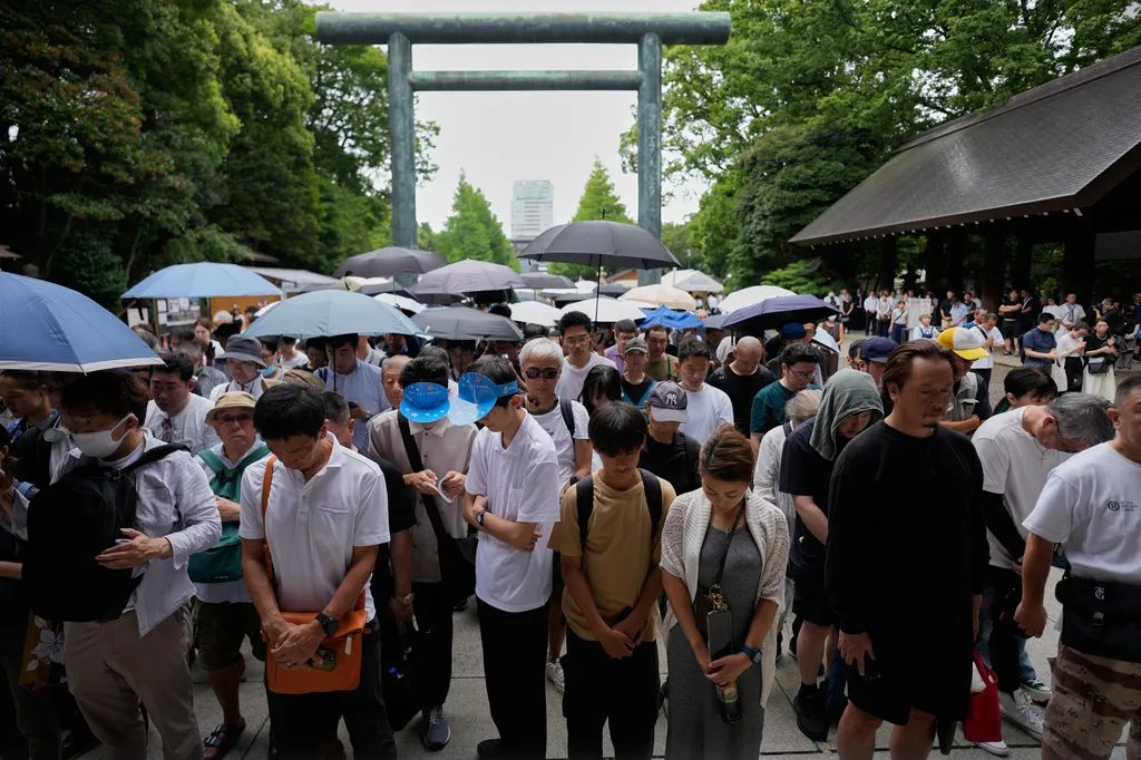 大批日本民眾湧入東京靖國神社悼念家人。（美聯社）
