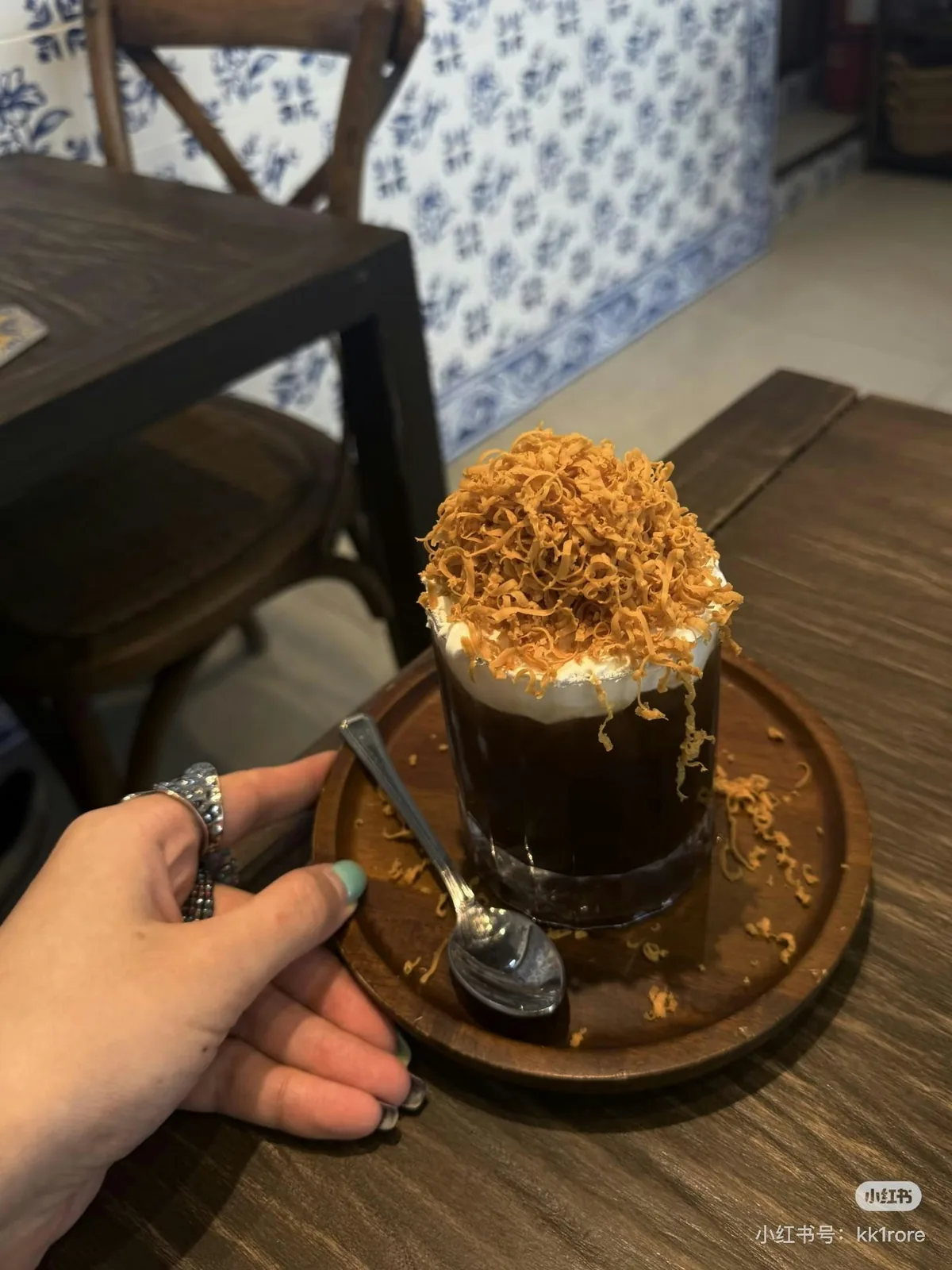 元朗Cafe推介9大|世界级虹吸咖啡+锦田日系榻榻米 1间班戟必试 9 特色咖啡,頂部刨滿了挪威焦糖芝士。(Firoree@小紅書)