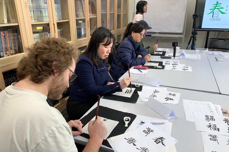 雪梨台灣學校的台灣華語文學習中心試聽會上，4名學生正練習寫書法，認識漢字的演變與結構規律。（攝影／鄺穎華）