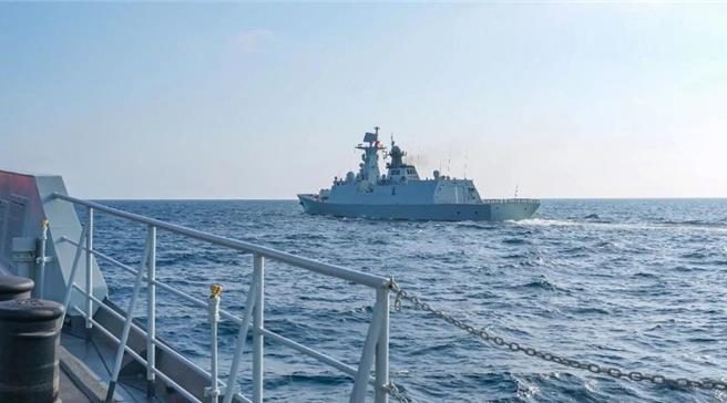 寧德艦最新訓練畫面曝光共軍東部戰區強化海軍編隊協同與應急處置。圖為寧德艦艦艇機動。（大陸央視）