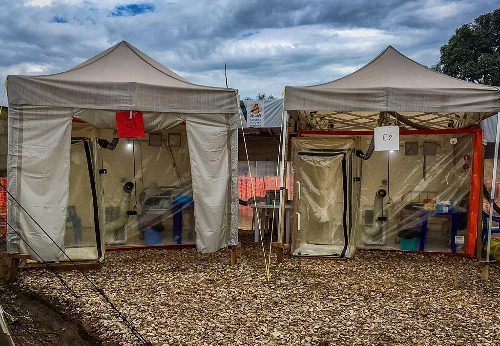 Chambres d’urgences biosécurisées pour épidémies, montées dans le Centre de traitement d'Ebola de Béni installé par l’ONG Alima. 24 août 2018.