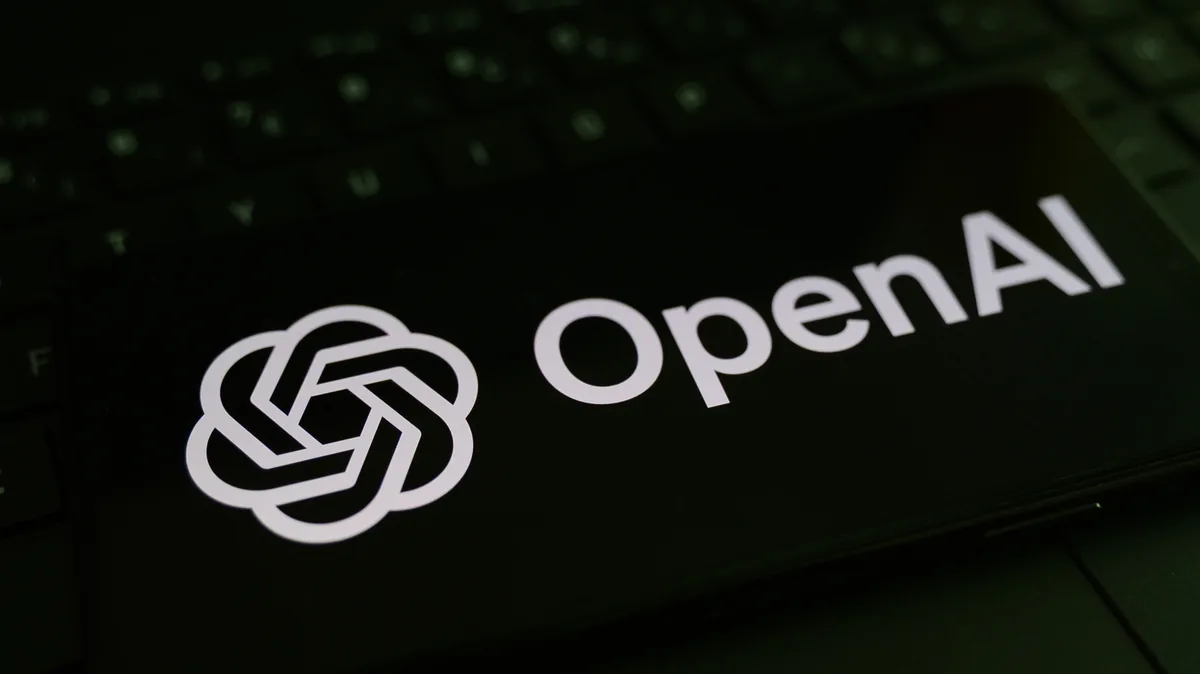 键盘上的手机屏幕显示OpenAI标志(资料照片)。