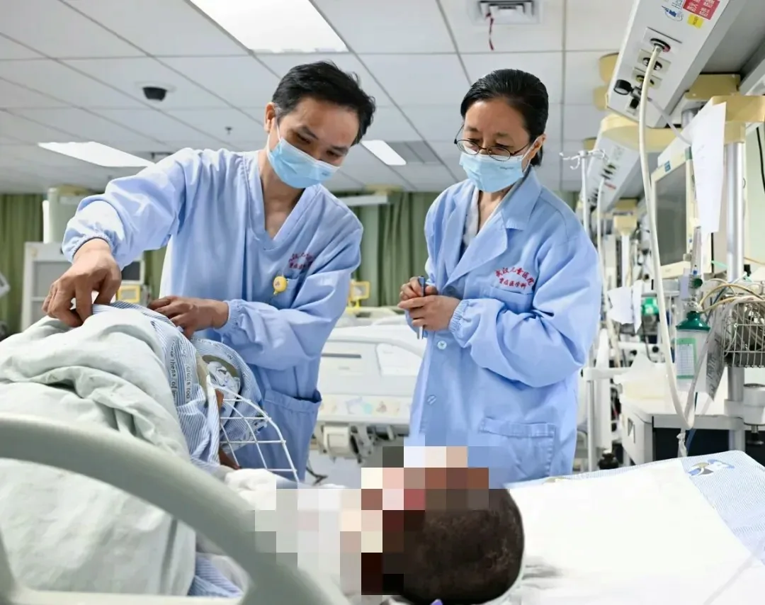 武漢兒童醫院急危重症醫學中心副主任醫師程行鋒(左）和風濕免疫科主任醫師丁艷商討救治方案。（極目新聞）