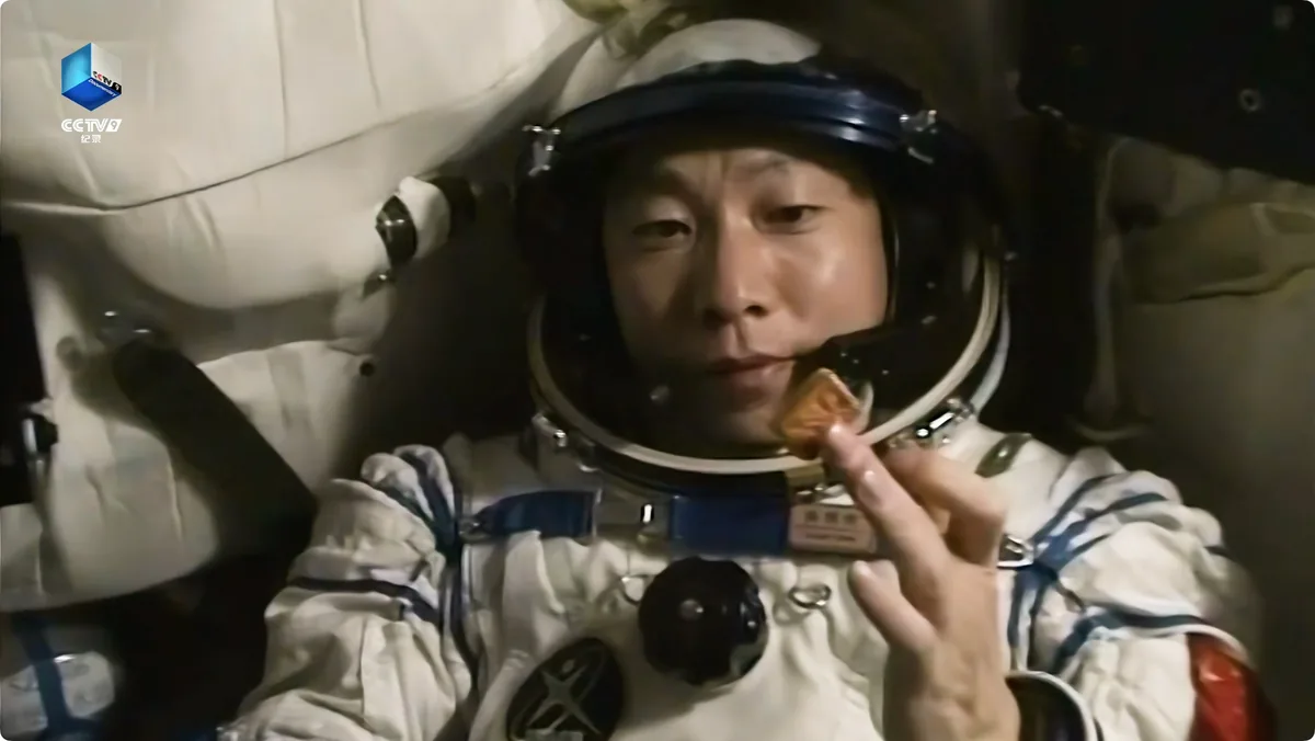 2003年，楊利偉在神舟五號返回艙吃月餅。（影片截圖）