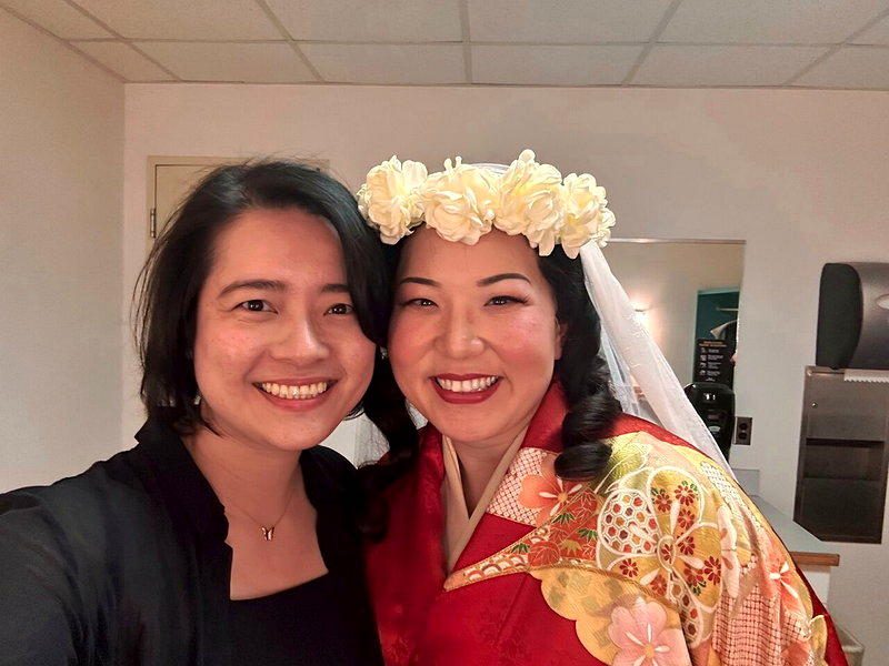 从年收不足1万到指针歌剧院女主 台裔何佳陵唱出逆袭路 3 何佳陵(右)2024年在維吉尼亞歌劇院演出蝴蝶夫人,左為導演也是好友周沐。