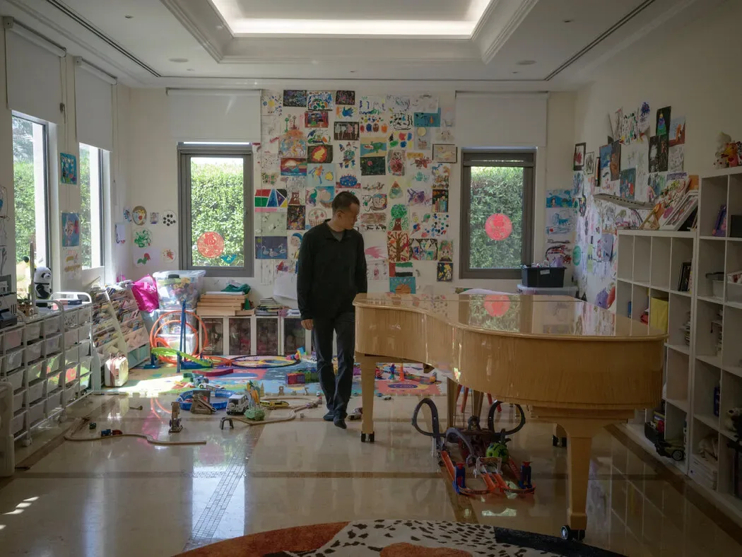 孩子们的游戏室里摆着一架施坦威钢琴。