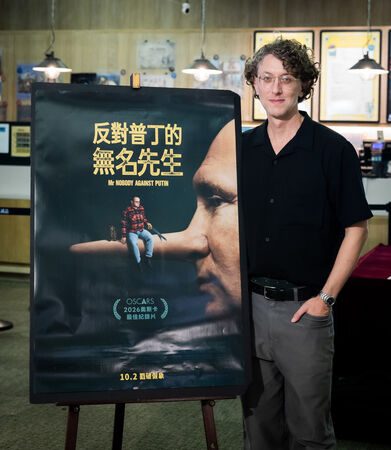 奥斯卡纪录片导演冒坐牢险拍片 访台秀中文获影迷送车票 2 ▲《反對普丁的無名先生》導演大衛博斯,來台出席首映會。(圖/佳映娛樂提供)