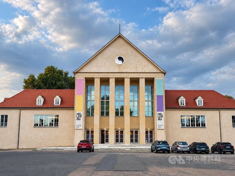 德國德勒斯登赫勒勞歐洲藝術中心是當地重要的當代表演藝術場館，長期邀請國際舞蹈及劇場團隊演出，與台灣雲門舞集有多年合作。圖為HELLERAU主建築。中央社記者林尚縈德勒斯登攝　115年9月8日