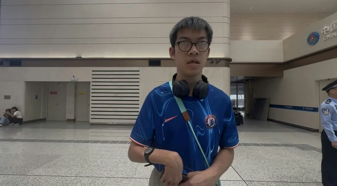 新皇岗口岸直击|港人大赞过关「快靓正」 中六生:以为系商场 8 香港市民周先生。(許靖雯攝)
