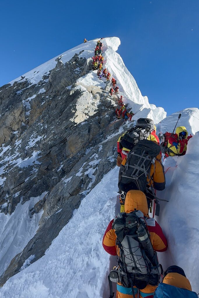 全球变暖时代,“整个喜马拉雅山脉都在融化” 2 今年5月,登山者向珠穆朗玛峰攀登。