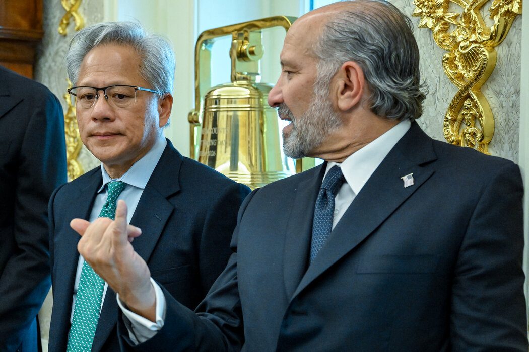 黄仁勋上周与商务部长卢特尼克在椭圆形办公室。他已直接向政府官员阐述了开源人工智能产品的优点。