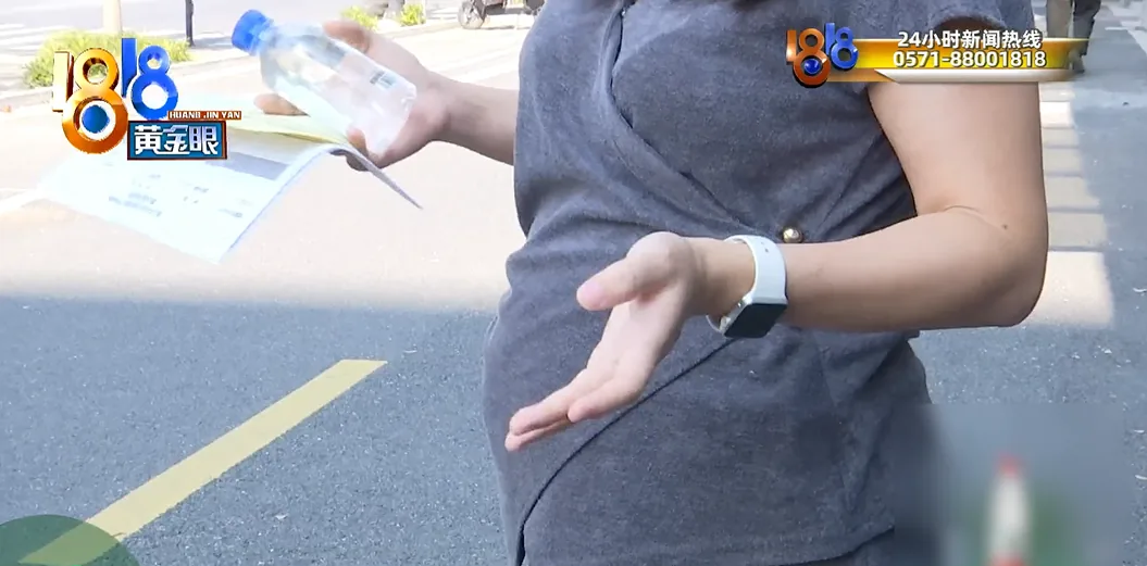 刘女士向媒体讲述经过（报道画面）