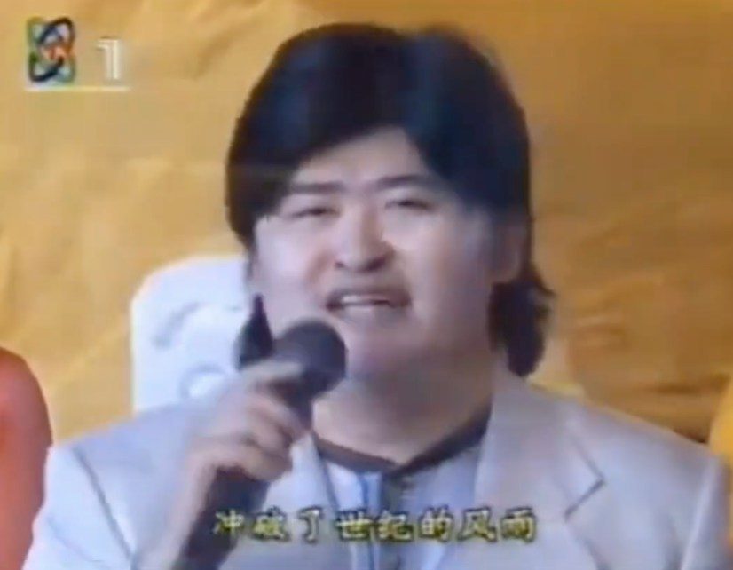 1997年香港回歸文藝晚會上，劉歡、林子祥、葉蒨文、那英、張國榮、鞏俐及譚晶等多位代表性歌手與演員聯袂合唱《團聚》。（影片截圖）