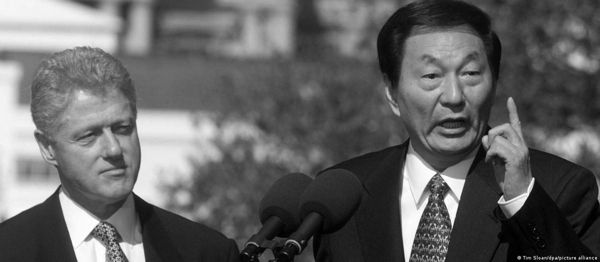 朱镕基对克林顿谈人权: 1 1999年美国华盛顿 | 比尔·克林顿和朱镕基在白宫招待会上