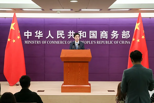 商务部新闻发布厅里的例行新闻发布会（资料照片）