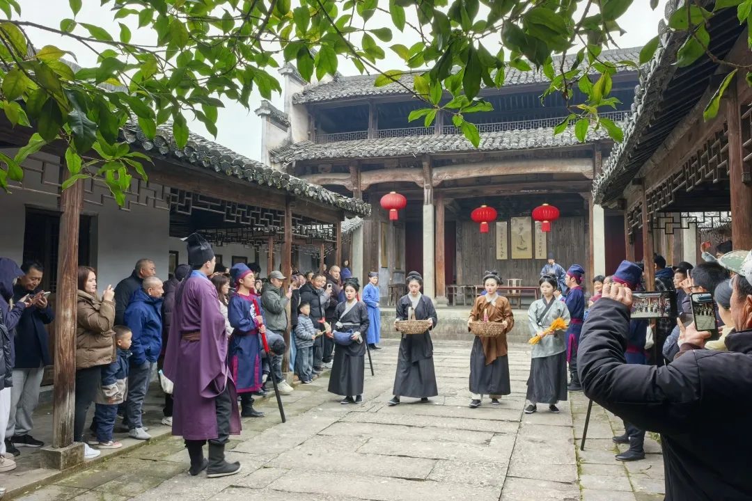 徽州鱼灯点亮古村夜 游客暴增数倍带火文旅IP 2 4d151809e7b326ecd7807c5f1f6232c64d67123f086a24e32444a7fb3ef549d7 article