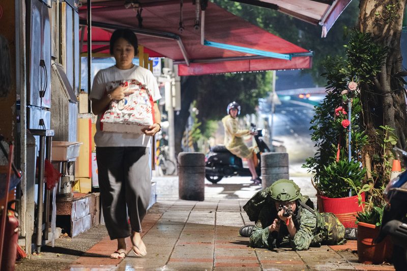 汉光42号军演现场观察:新制14天教召,能让后备军人真正恢复战力吗? 11 截至2025年為止,全台列管的後備軍人數高達192萬餘人,但如何讓教召、動員更順暢與扎實,仍是國家防衛韌性的另一大隱憂;圖右教召員的持槍姿勢,便違反了用槍安全守則。(攝影/許詩愷)