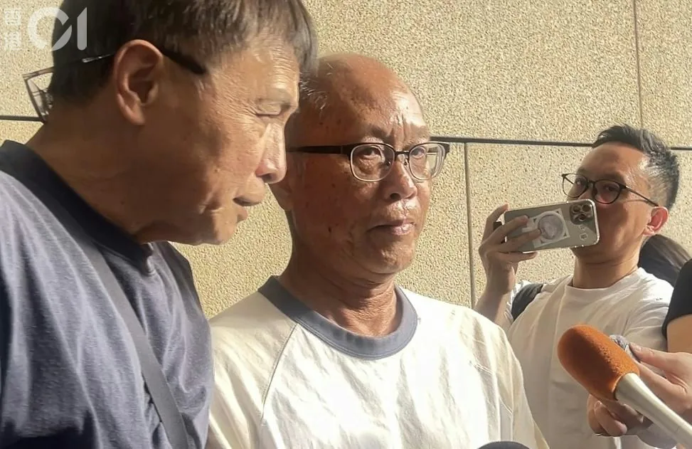 宏福苑大火死者家属叶先生在法院外