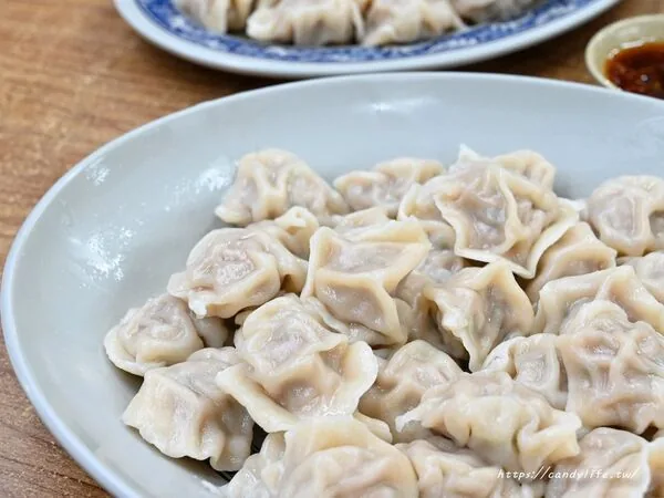 台中上上水饺一颗只要3元 外皮Q弹、特制辣椒酱受老饕推荐 5 ▲▼上上水餃的平價水餃與市場用餐環境。(圖/《糖糖's 享食生活》授權提供)