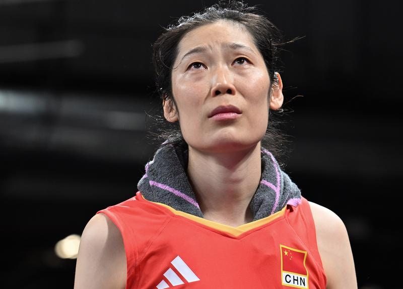 中国女排决胜局遭泰国逆转夺亚军 无缘直通奥运 6 2024年,中國女排巴黎奧運八強出局,朱婷淚眼紅紅。(新華社)