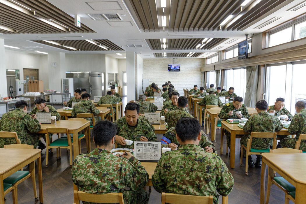 面临中国威胁和经济困境,冲绳选出保守派知事 2 日本士兵去年在冲绳胜连营。古谢强调该地区面临的安全威胁。