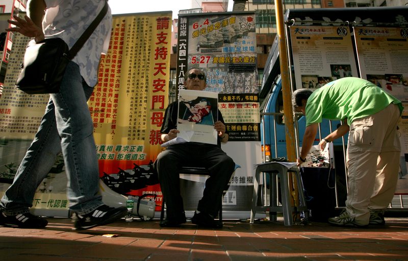 2007年5月18日，司徒華在香港北角的建制派政黨「民建聯」辦事處外示威，抗議時任民建聯主席馬力公開嘲諷並否認「六四屠殺」的爭議言論。（攝影／K. Y. Cheng／南華早報／Getty Images）