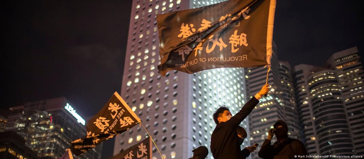 图为2019年12月12日的香港，港人举著“光复香港，时代革命”的旗帜。（资料照）