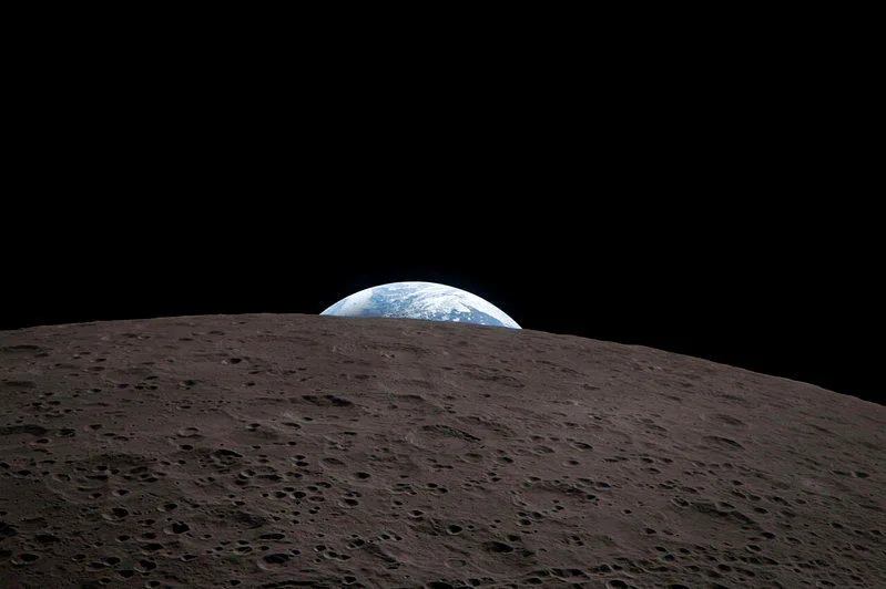 2026年4月，「阿提米絲2號」女太空人柯赫傳回了一張略帶灰色的地球沉入月球背面...