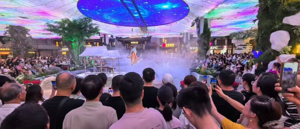 国庆首日近8万人涌入 这座高速服务区凭什么成网红 1 4f0d1ab0630a682ba3c1e66baf078a162fe98e4d0b61d473adfe4af2effffc3b article
