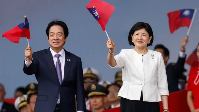 台北总统府前赖清德（左）与夫人吴玫如（右）在台湾双十国庆大会上挥舞小面青天白日满地红旗（10/10/2026）