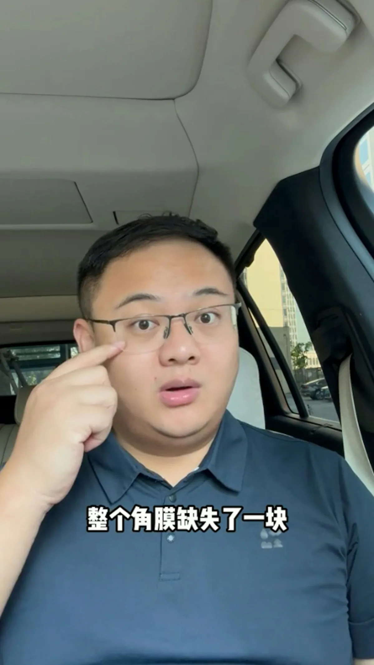 洗衣珠|内地女徒手分开黏连洗衣珠 浓缩洗衣液射入眼致部分角膜受腐蚀 2 近日博主「孫棠主」在抖音拍片表示,妻子在用洗衣珠時,不小心讓高濃縮洗衣液射入眼睛,引發劇烈疼痛。(孫棠主@抖音)