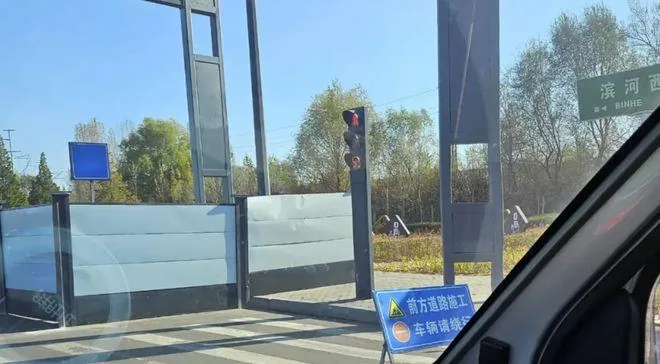 问界M9时速139公里撞灯杆起火 司机遇难 网传灯杆仅掉漆 2 成為打卡熱點的燈桿現在被圍了起來。(取材自微博)