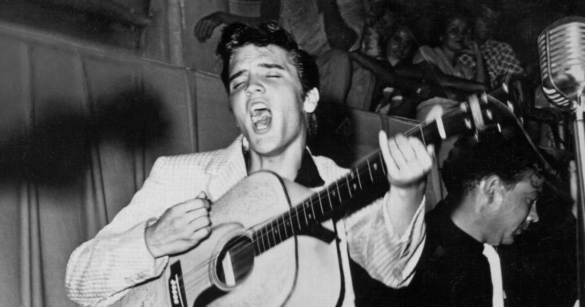 1955年，猫王（Elvis Presley）在台上演出（资料照片）