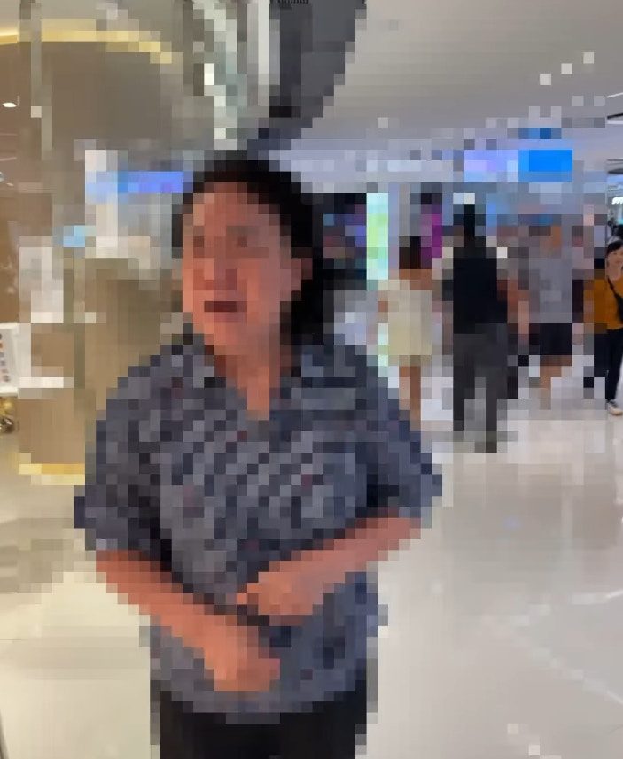 婦人指，一名店員稱讚其衣着，並邀請她到店內拍照。不過，她進入店舖後，對方便開始推銷不同產品，更主動塗抹產品到她臉上。（Threads @jadiswong225）