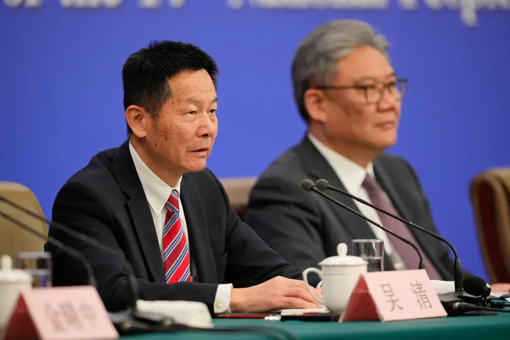 “国家队”救市不灵了?中国股市颓势折射经济困境 2 中国证券监督管理委员会主席吴清试图向投资者保证,政府正在维护市场稳定。